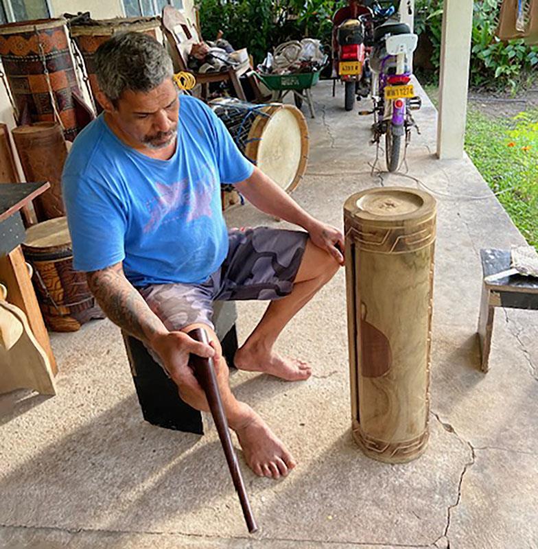 Raivavae - Amazing carving artwork, this was unfortunately pre-ordered by a Tahitian dealer. Few artists are still around, and it is not easy to find them. He also manufactures drums. And has drumming sessions with his mates regularly - photo © Renate Klocke