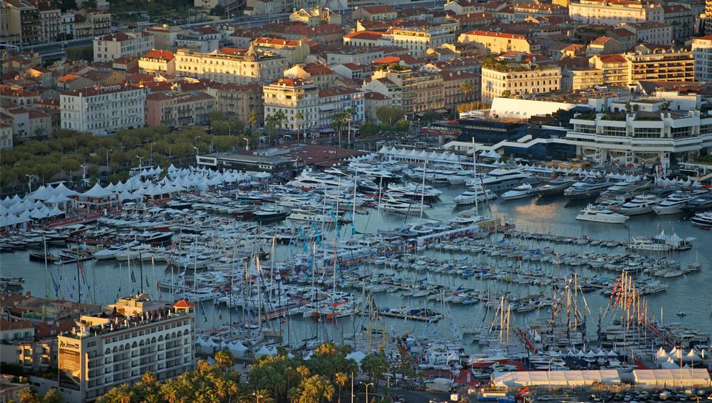 Cannes in boat show mode ©  SW