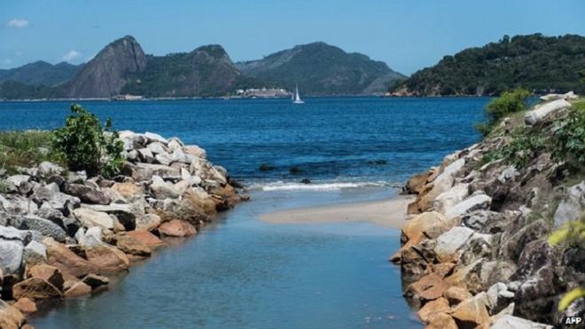 Samples taken from the mouth of the Carioca river on Flamengo beach had traces of the bacteria. © AFP
