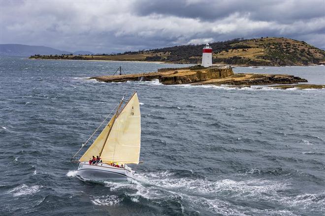 80 year old Maluka of Kermandie passes the Iron Pot at the entrance to the Derwent River, Hobart © Carlo Borlenghi / Rolex