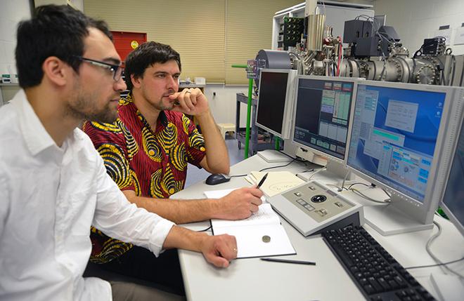 Geologists Adam Sarafian (left) and Horst Marschall working in the Northeast National Ion Microprobe Facility. © Jayne Doucette, WHOI