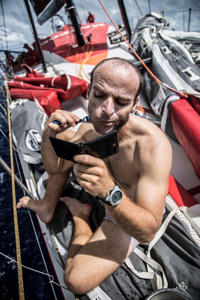 Nico Lunven, afeitándose © Francisco Vignale/Mapfre/Volvo Ocean Race