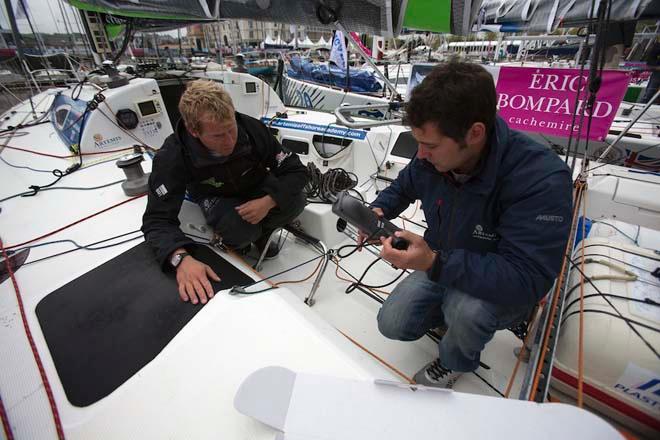 Skipper Ed Hill talks British préparateur Aaron Cooper through the repairs needed on his boat. © Ocean Images