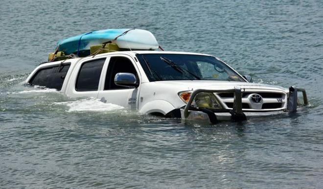 Man's kayak ride in Noosa River goes awry as his car slips in too. © Geoff Potter / Sunshine Coast Daily