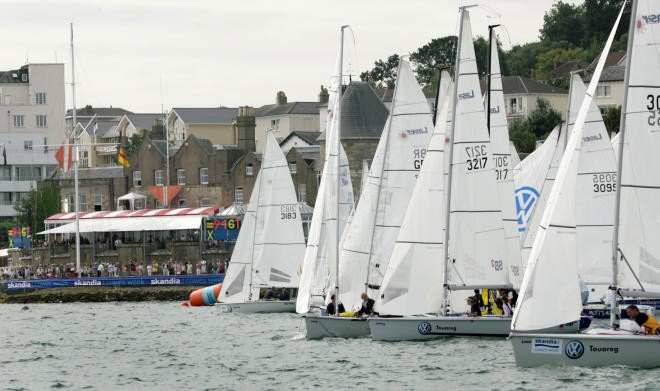 The Laser SB3 fleet, with 89 entries, the largest fleet at Skandia Cowes Week, start on the Royal Yacht Squadron line on the last day of racing.<br />
 © onEdition http://www.onEdition.com