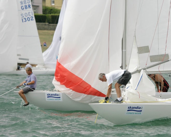 As the wind dies on the start line at the Royal Yacht Squadron, the Etchells fleet put out their anchors and moor up whilst waiting for some breeze on the last day of racing at Skandia Cowes Week. © onEdition http://www.onEdition.com
