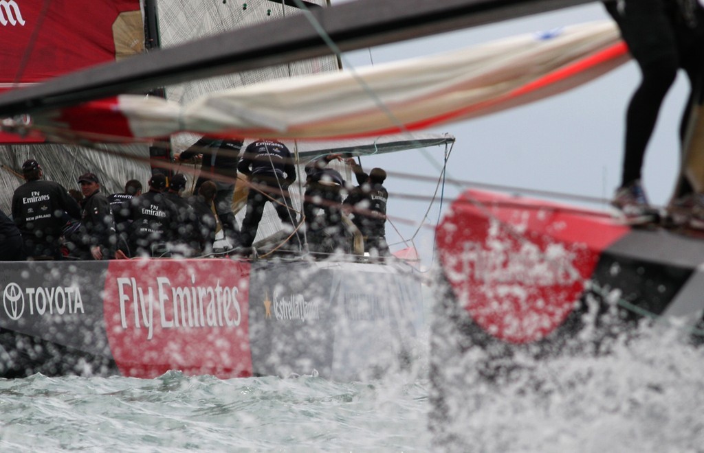 Alinghi chases ETNZ around the top mark - Louis Vuitton Pacific Series © Crosbie Lorimer http://www.crosbielorimer.com