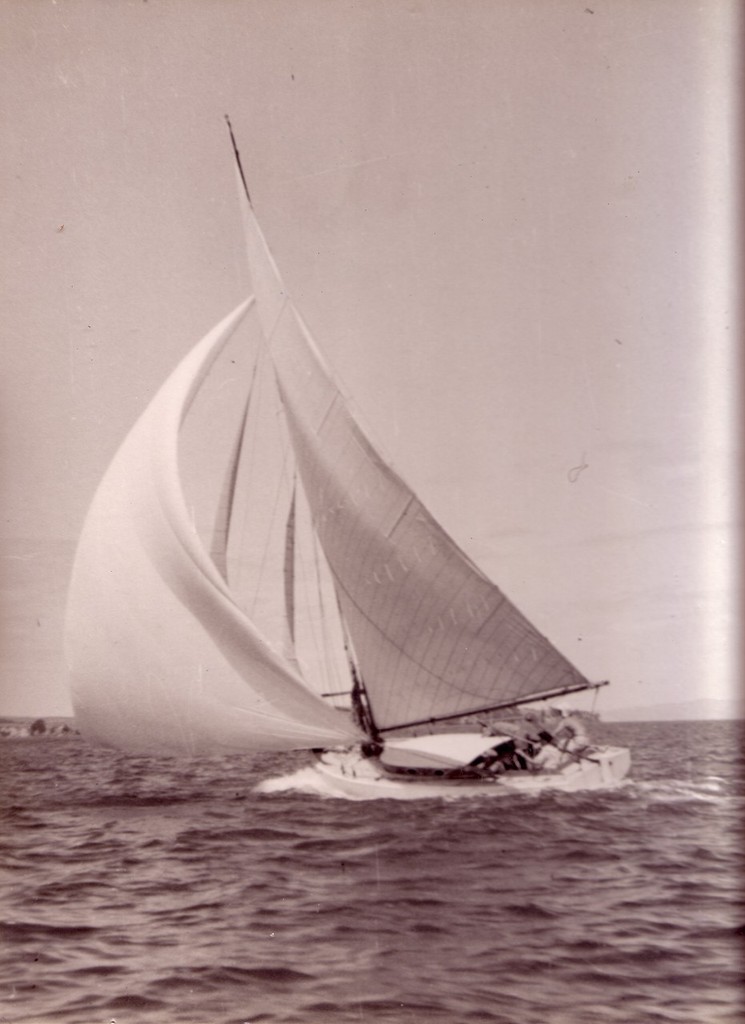 L 38 Taotane reaching in the Hauraki Gulf © Gladwell Collection richardgladwell.com