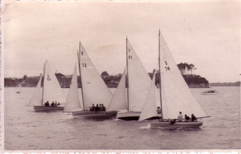S class (16fters) and V class (18fters) Mullet boats racing off Pt Chevalier © Gladwell Collection richardgladwell.com