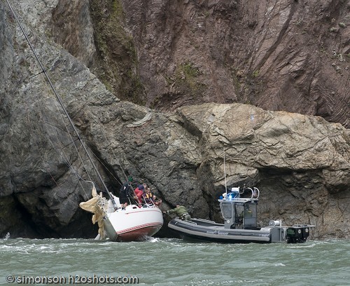 Savage Beauty on the rocks in San Francisco - Sheriff’s RIB goes in again and crew try to get off © Erik Simonson/ h2oshots.com