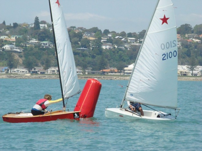 Starling first place getter Oscar Rorvik rounding the mark ahead of second place Mahia Pepper -Starling North Island Championship 2010  © Kevin Hayton