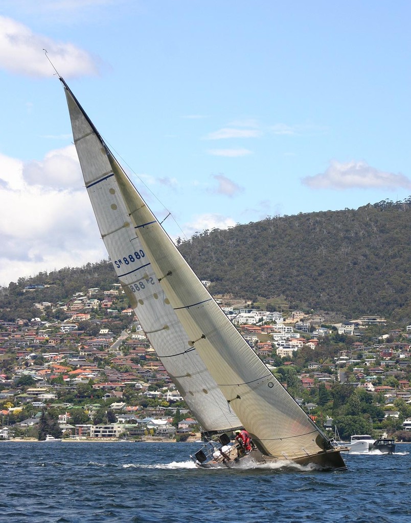 2010 M2HE Goldfinger Storms Up the Derwent ©  John Curnow