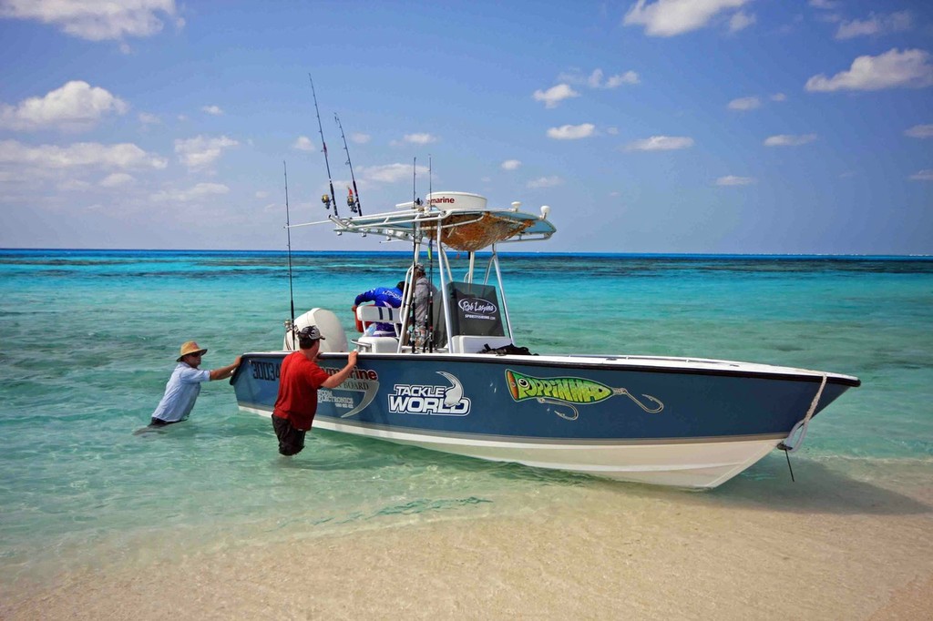 Popping Mad getting re-fueled on a nearby sand cay. © Jarrod Day