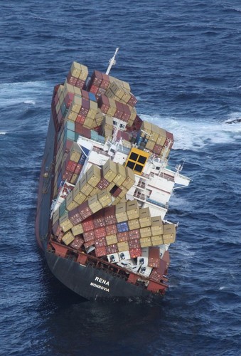 The degree of twisting along Rena’s hull on the port (left side) can be seen in this picture. © Maritime NZ www.maritimenz.govt.nz