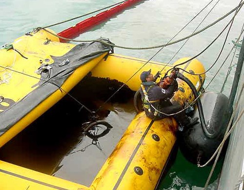 Oil being pumped aboard a Lancer inflatable oil barge at Gisborne © Maritime NZ www.maritimenz.govt.nz
