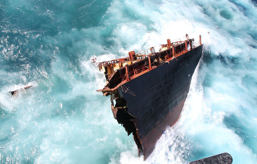 MV Rena being pounded by 7-10 metre seas on the Astrolabe Reef, 4 April 2012 © Maritime NZ www.maritimenz.govt.nz