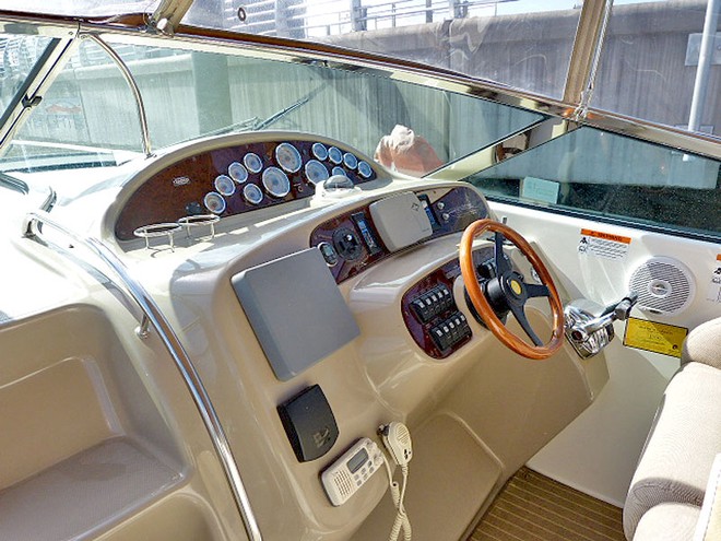 Helm station of the Riviera. © Marine Auctions