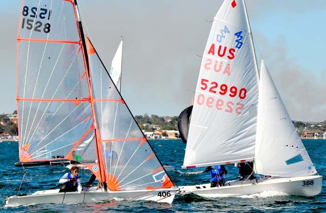 29ers and 420s round the mark at the YNSW Youth Champs © Mainsheet Media