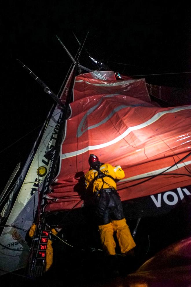 March 30, 2015. Leg 5 to Itajai onboard Dongfeng Race Team. Day 12. Dongfeng Race Team broke its mast early on Monday (GMT, March 30) but fortunately nobody has been injured and there is no immediate danger to the crew. © Yann Riou / Dongfeng Race Team