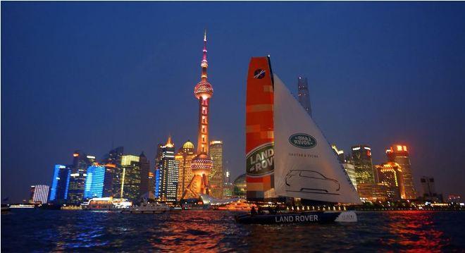 Land Rover Extreme 40 sailing on the Huangpu River, in the Bund area of Shanghai. - Extreme Sailing Series © Alex Wang / Extreme Sailing Series