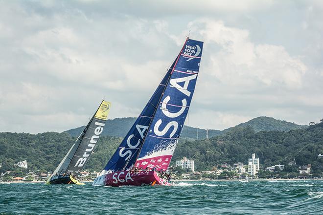 Team Brunel and Team SCA during the practice race in Itajaí ©  Marc Bow / Volvo Ocean Race