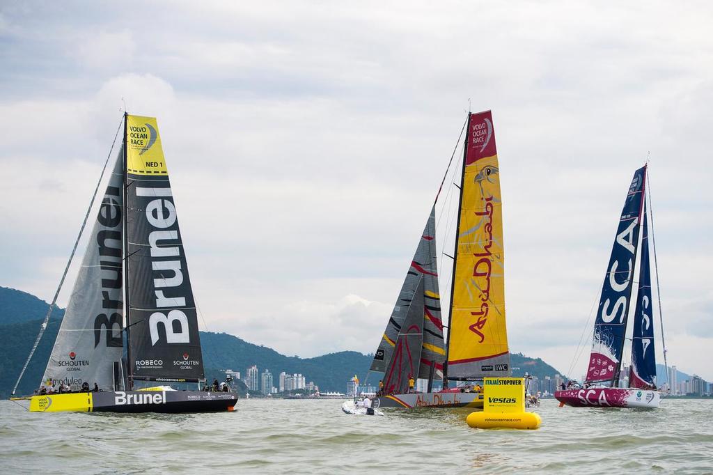 April 18, 2015. Team Brunel, Abu Dhabi Ocean Racing and Team SCA, first boats crossing the finish line in the Team Vestas Wind InPort Race. © Buda Mendes / Volvo Ocean Race