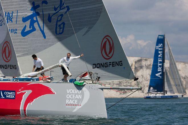 The crew onboard Dongfeng Race Team are put to work in 2014 - 2015 AAM Cowes Week – Artemis Challenge © Lloyd Images