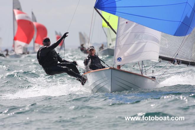 Cooney and Frith lead downwind © Alan Henderson