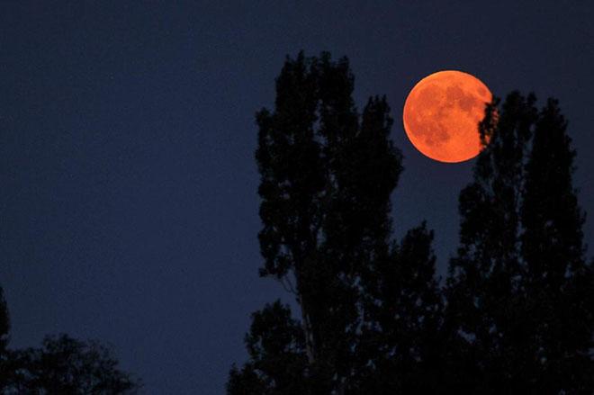 A 'supermoon' is seen from the central French city of Luynes, in September 2014 © AFP Photo / Guillaume Souvant