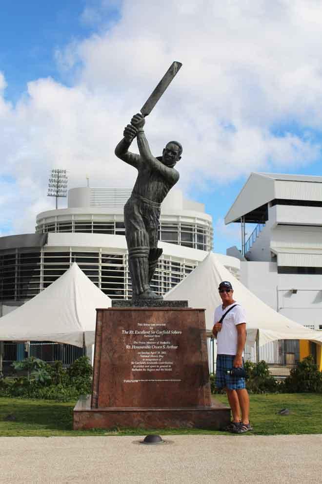 Thommo with statue of Sir Garield Sobers © Annika Fredriksson
