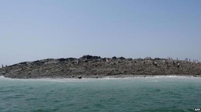 New island off the coast of Pakistan, one day after it emerged from the waves on September 24, 2013 © BBC World News