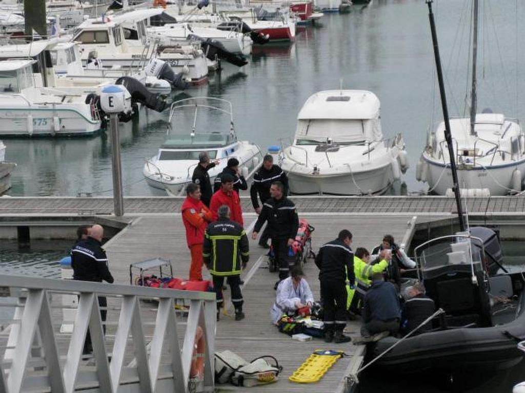 Franck Cammas is attended by medics after being bought ashore by a safety boat - ouest-france.fr © SW