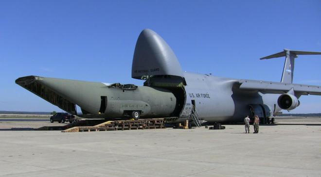 The Herculean C5 Galaxy stalls the entire fuselage of another aircraft © Event Media