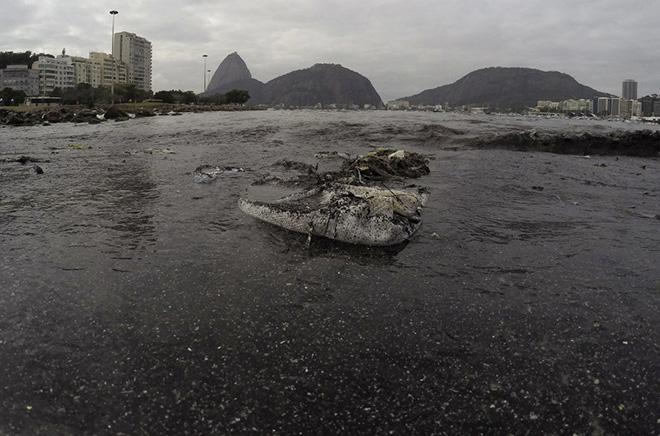 Trash floats on the water of Botafogo beach next to the Sugar Loaf mountain and the Guanabara Bay where sailing athletes will compete during the 2016 Summer Olympics in Rio de Janeiro, Brazil, Saturday, July 30, 2016. A recent investigation by Associated Press on water quality at aquatic venues for the 2016 Olympic Games in Rio de Janeiro, Brazil, has raised concerns about the risk to the health of athletes who will compete. The games start on August 5. © SW