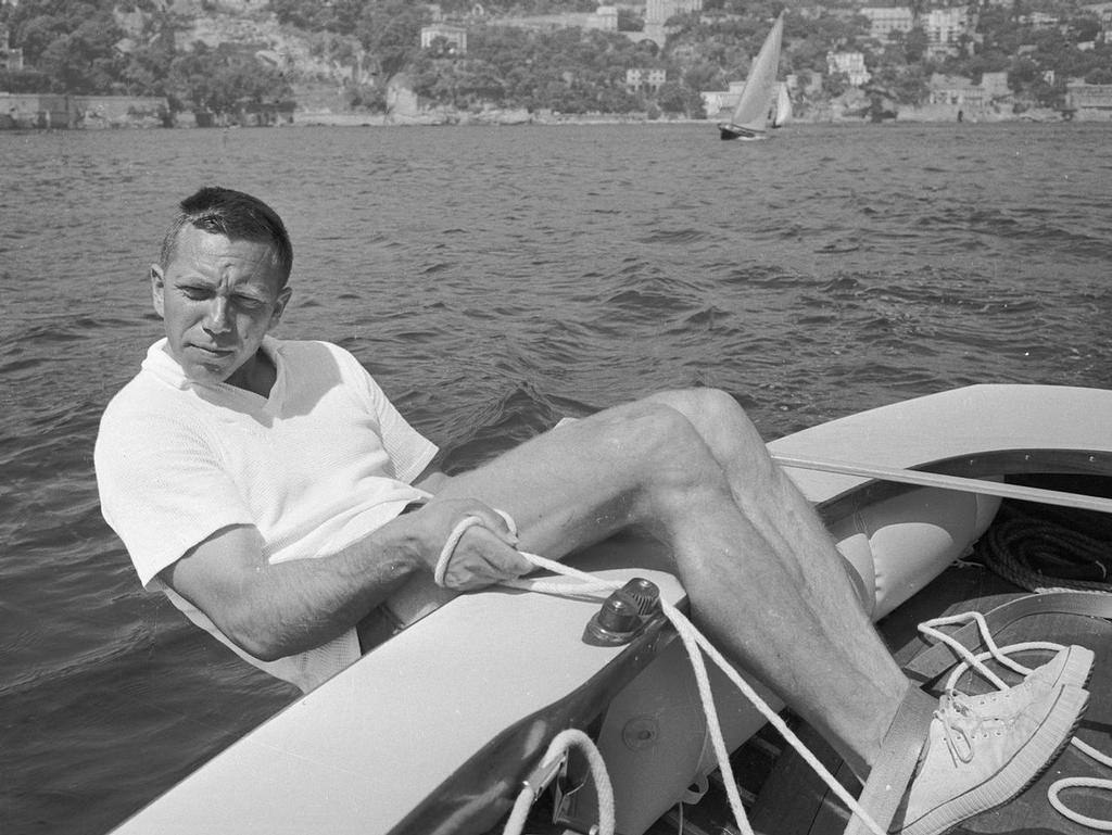 Paul Elvstrøm at the helm of his Finn in 1960. © SW