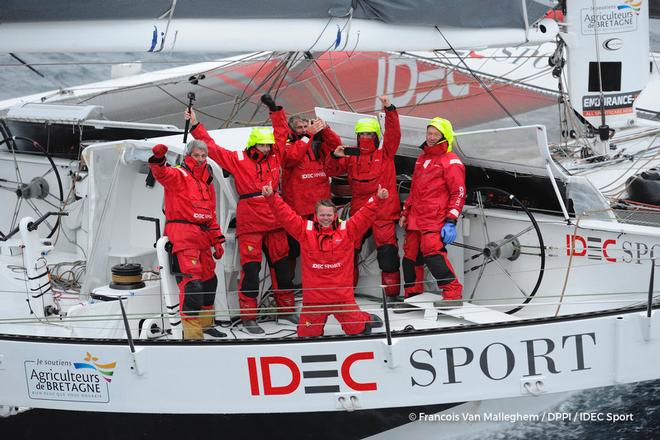 Maxi Trimaran IDEC SPORT, Skipper Francis Joyon and his crew, break the Jules Verne Trophy record, crew circumnavigation, in 40d 23h 30min 30sec, in Brest on January 26, 2017 -  © JM Liot / DPPI / IDEC SPORT