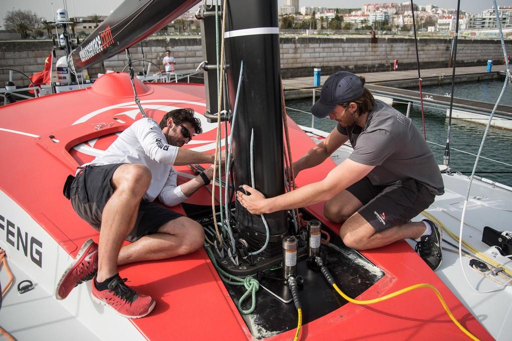 A Southern Spars rig is re-stepped on Dongfeng Racing © Volvo Ocean Race http://www.volvooceanrace.com