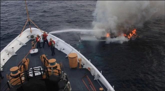 Coast Guard members aboard the USCG STEADFAST battling the fire on the “Tarry-A-Bit” © U.S. Coast Guard