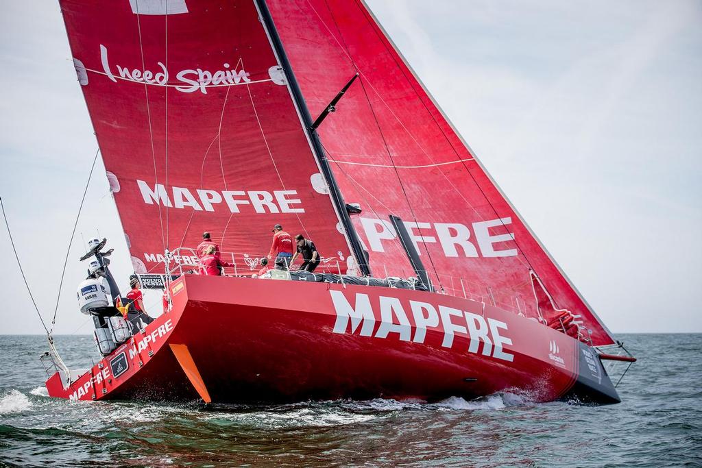  - MAPFRE new mast fitted in Lisbon - Volvo Ocean Race 2017/18 ©  María Muiña / MAPFRE