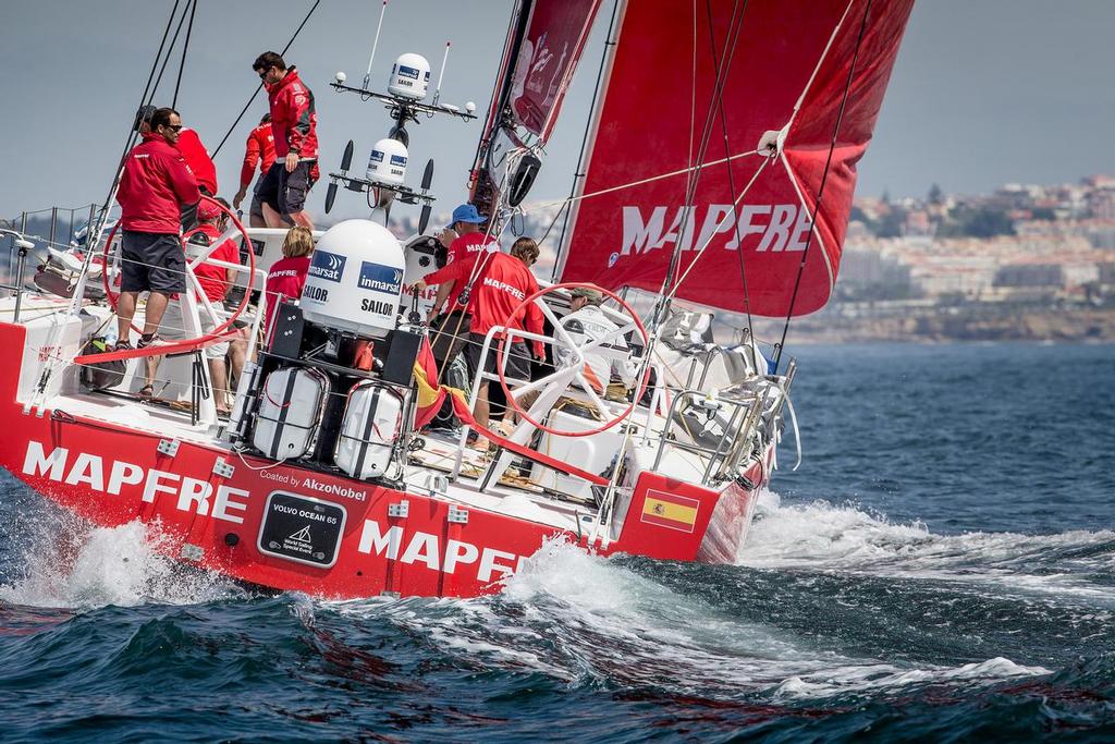 - MAPFRE new mast fitted in Lisbon - Volvo Ocean Race 2017/18 ©  María Muiña / MAPFRE