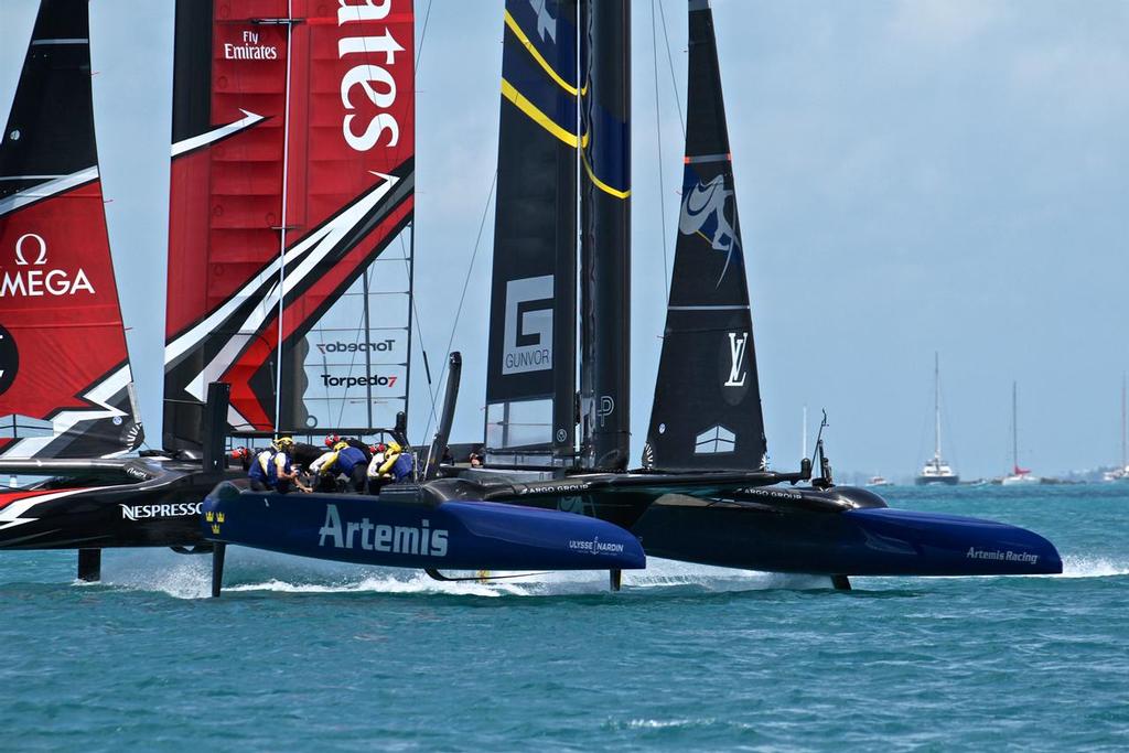 Artemis Racing crosses ahead of Emirates Team NZ at the top mark Race 14 - Round Robin 1 - America's Cup 2017, May 29, 2017 Great Sound Bermuda © Richard Gladwell www.photosport.co.nz