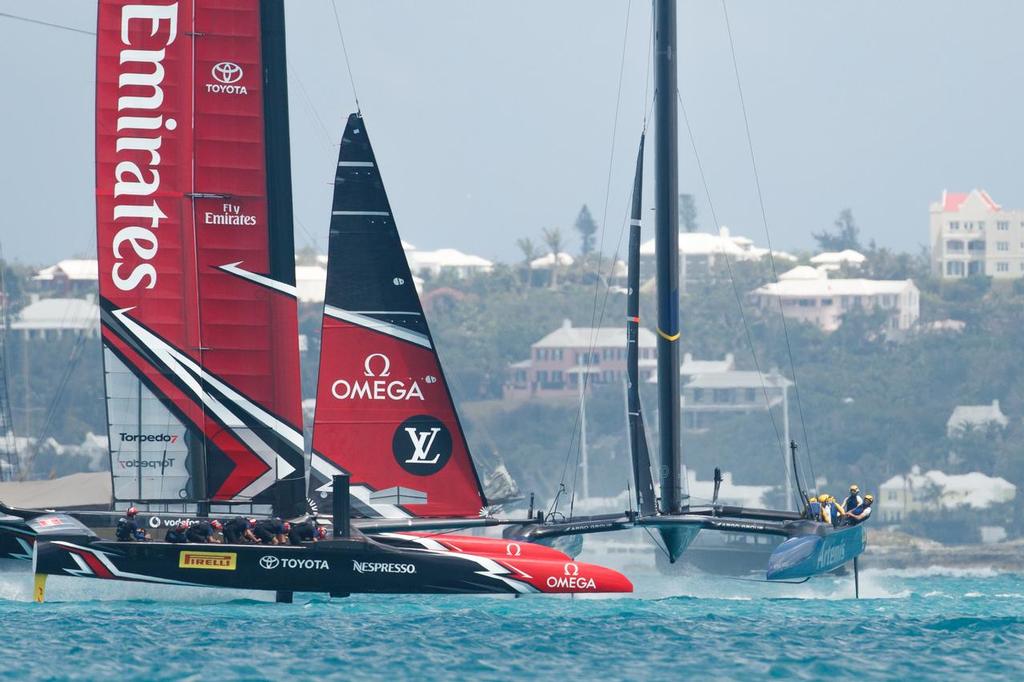 29/05/17 Emirates Team New Zealand sailing on Bermuda's Great Sound in the Louis Vuitton America's Cup Qualifiers <br />
Round Robin 1 - Race 14 - Artemis (SWE) vs. Emirates Team New Zealand (NZL) © Richard Hodder/Emirates Team New Zealand