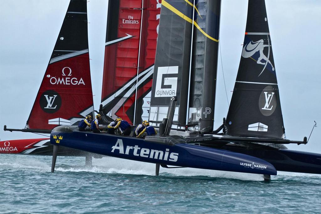 Emirates Team New Zealand crosses behind Artemis Racing at Mark 3, Race 3 - Challenger Final, Day 1 - 35th America's Cup - Day 14 - Bermuda  June 10, 2017 © Richard Gladwell www.photosport.co.nz
