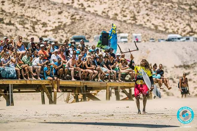 Day 2  – There are always plenty of fans in Sotavento – GKA Kite-Surf World Tour ©  Ydwer van der Heide