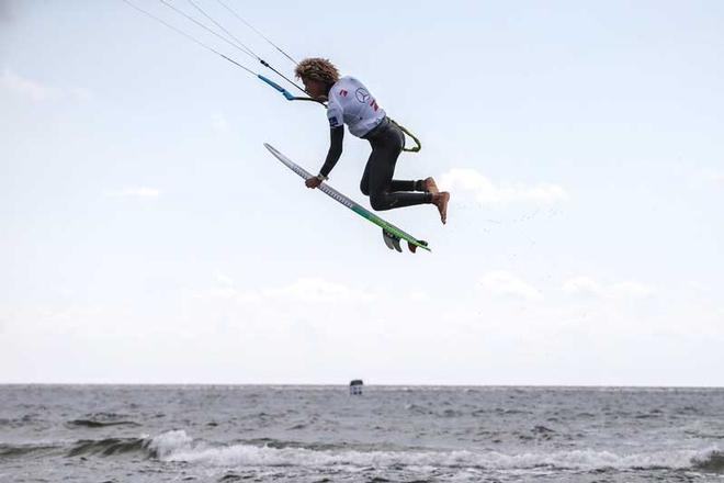 Matchu spots his landing and his first victory of 2017 – GKA Kite-Surf World Tour ©  Joern Pollex