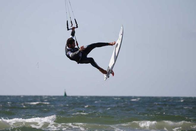 Paulino punts it into third – GKA Kite-Surf World Tour ©  Joern Pollex