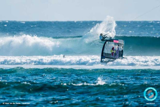 As Airton floundered Matchu steadily racked up the points – GKA Kite-Surf World Tour ©  Ydwer van der Heide