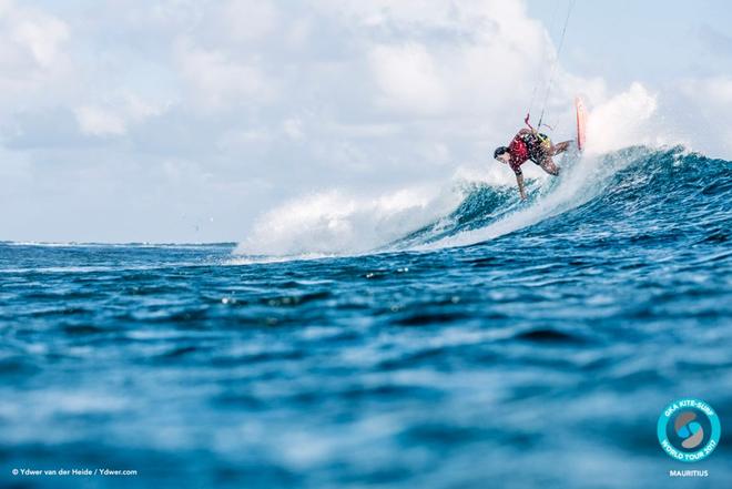Milla Ferreira sends one off the lip to beat Jalou – GKA Kite-Surf World Tour ©  Ydwer van der Heide