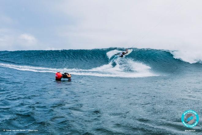 Mitu making turns – GKA Kite-Surf World Tour ©  Ydwer van der Heide