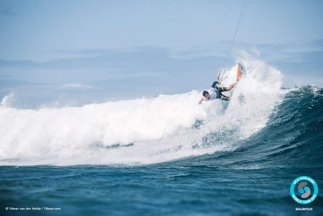 Filippe Ferreira attacks the lip – GKA Kite-Surf World Tour ©  Ydwer van der Heide
